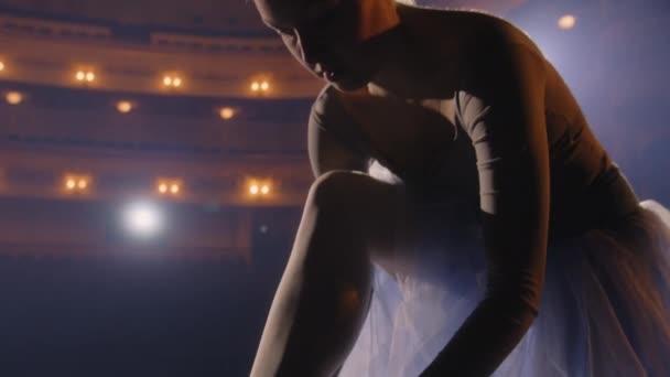 Mooie Balletdanseres Jurk Trekt Aan Stropdassen Puntschoenen Aan Voor Choreografie — Stockvideo