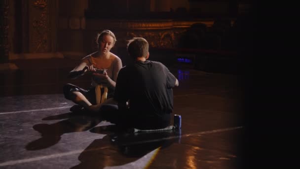 Ballerina Makan Dan Berbicara Dengan Pasangan Dansa Setelah Latihan Koreografi — Stok Video
