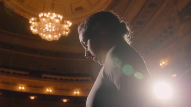 Κοντινό Πλάνο Της Όμορφης Μπαλαρίνας Στέκεται Στη Σκηνή Του Θεάτρου — Αρχείο Βίντεο