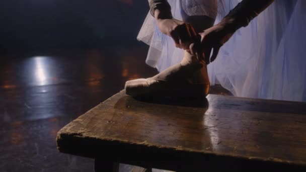 芭蕾舞演员穿上针尖鞋进行舞蹈排练 芭蕾舞女舞蹈演员在表演前练习 并在舞台灯光照射下踮起脚尖跳舞 古典芭蕾舞 — 图库视频影像