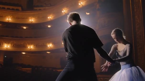 Ballerina Med Partner Innan Föreställning Teater Några Balettdansare Övar Innan — Stockvideo