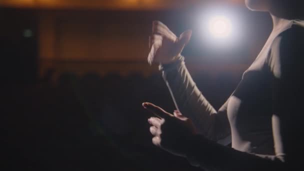 Närbild Bild Vacker Ballerina Diskuterar Prestanda Med Partner Teaterscenen Par — Stockvideo