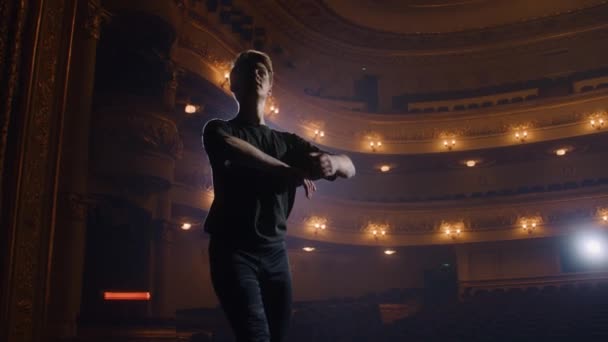 Klassisk Balettmanlig Dansare Träningsdräkt Praktiserar Före Föreställningen Teater Vuxen Artist — Stockvideo