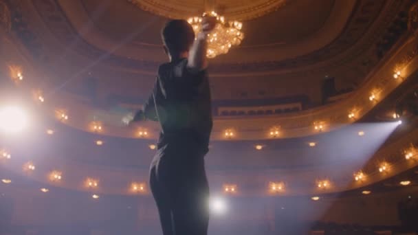Baletní Tanečnice Tréninkovém Obleku Cvičí Vizuální Pohyby Divadelním Jevišti Připravuje — Stock video