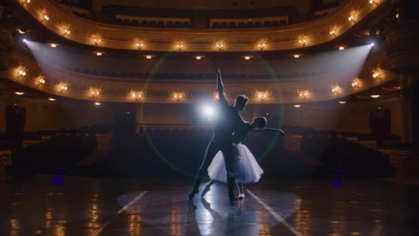 Пара Класичних Танцюристів Балету Практикують Театральній Сцені Перед Виступом Чоловік — стокове відео