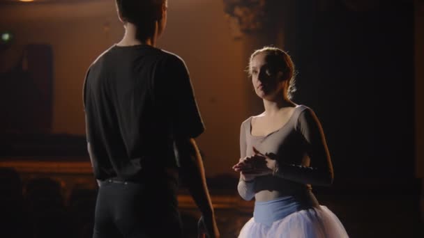 Prachtige Balletdansers Oefenen Theaterpodium Tijdens Choreografische Repetitie Man Vrouw Warmen — Stockvideo