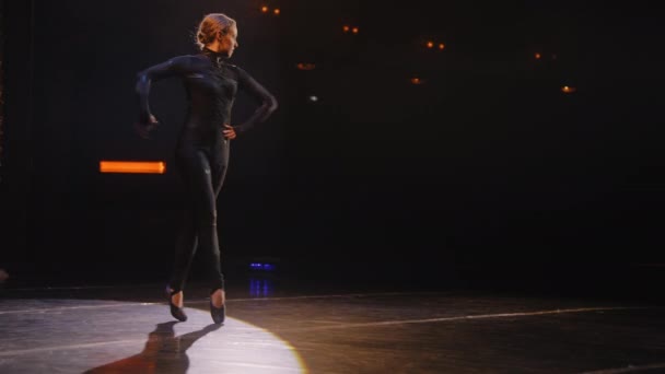 Vrouwelijke Danseres Treedt Theaterpodium Verlicht Door Schijnwerpers Ballerina Trainingspak Danst — Stockvideo