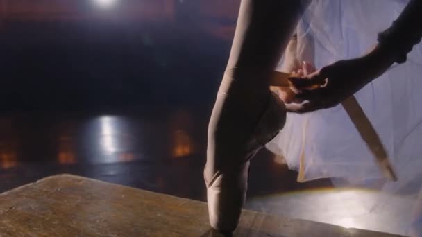 Close Shot Van Elegante Ballerina Die Puntschoenen Aantrekt Vastbindt Voor — Stockvideo