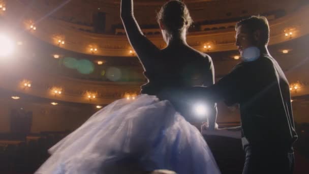 Piękna Para Tancerzy Baletowych Ćwiczy Gimnastykę Przed Przedstawieniem Teatrze Pełna — Wideo stockowe