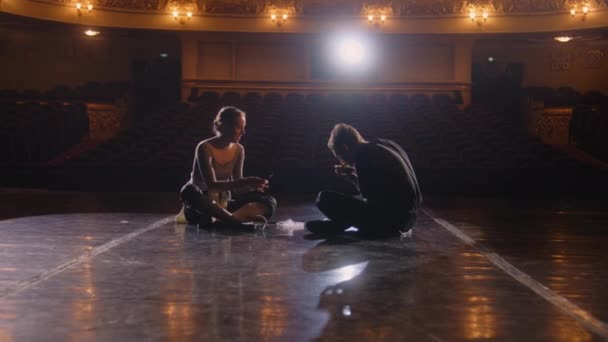 Coppia Ballerini Stanchi Siedono Sul Palco Del Teatro Dopo Prove — Video Stock