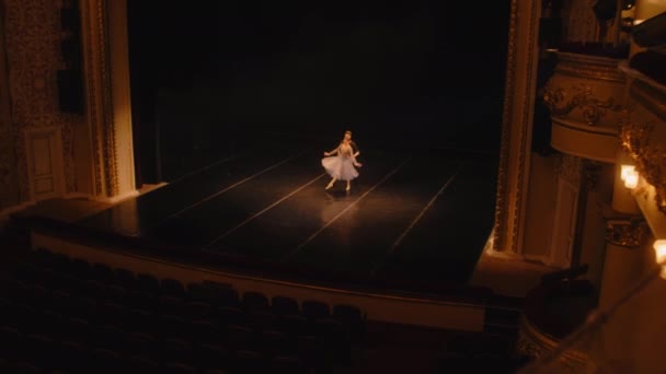 Opname Van Balletdansers Die Choreografie Oefenen Het Klassieke Theaterpodium Man — Stockvideo