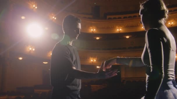 Balerina Partnerem Stoi Scenie Teatralnej Omawia Przygotowania Występu Para Tancerzy — Wideo stockowe