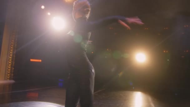 Graciös Kvinnlig Dansare Uppträder Teaterscenen Upplyst Spotlights Ballerina Kostym Dansar — Stockvideo