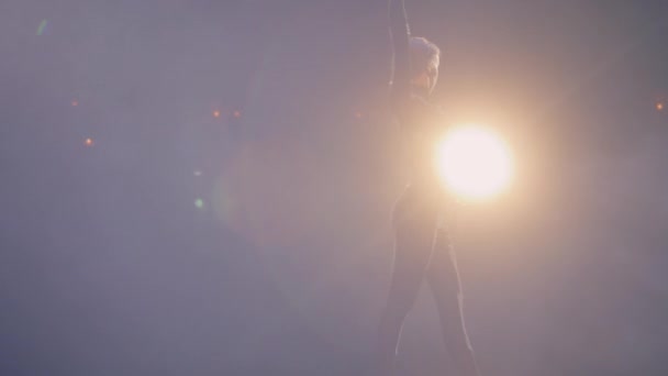 Hermosa Bailarina Actúa Escenario Del Teatro Iluminado Por Focos Bailarina — Vídeo de stock