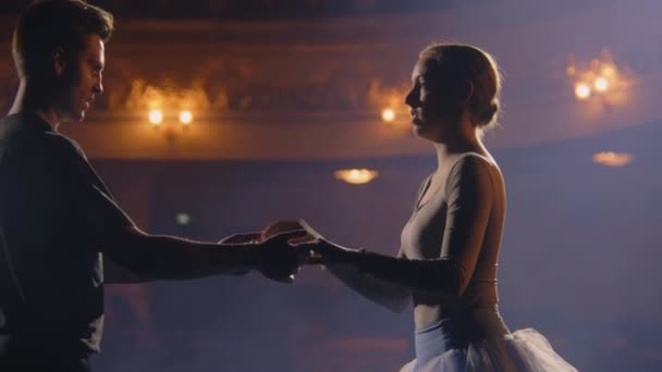 Balletttänzer Üben Während Der Choreografieprobe Auf Der Theaterbühne Die Von — Stockvideo