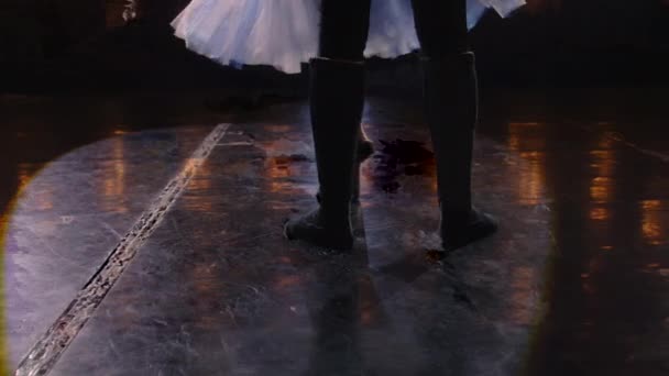 芭蕾舞演员在舞蹈排练中练习腿的特写 男男女女准备好表演 在舞台上跳舞 被聚光灯照亮 古典芭蕾舞艺术 — 图库视频影像