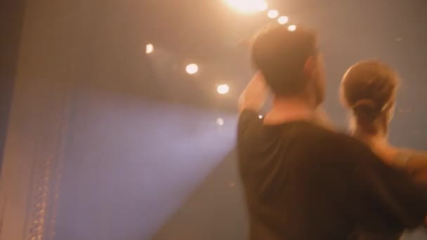 Güzel Bale Dansçıları Sahne Işıklarıyla Aydınlatılmış Tiyatro Sahnesinde Koreografi Provalarında — Stok video