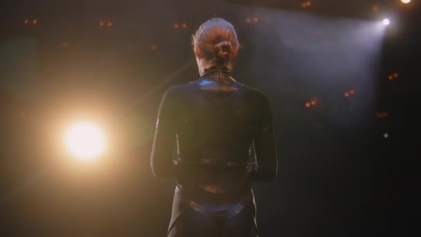 Балерина Танцює Підтопах Займається Балетом Хореографічній Репетиції Театральній Сцені Освітленій — стокове відео