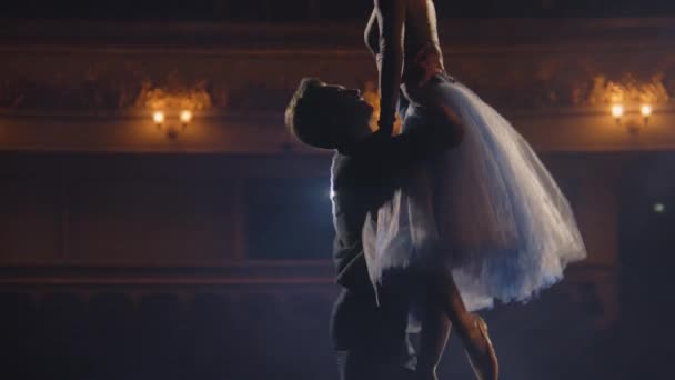 Ballerini Praticano Provano Coreografie Sul Palco Del Teatro Classico Illuminato — Video Stock