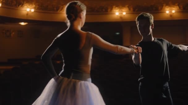 Elegante Balletttänzer Führen Während Der Choreografieprobe Ballettbewegungen Auf Der Theaterbühne — Stockvideo