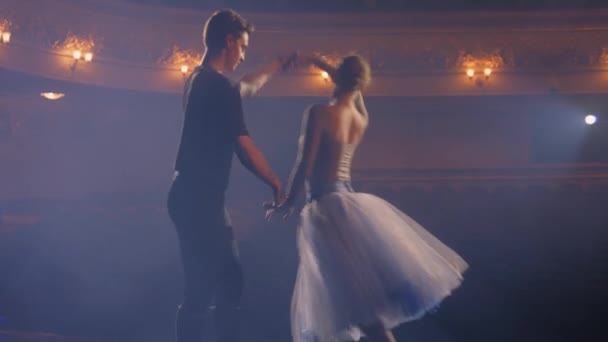 Bellissimi Ballerini Praticano Provano Coreografie Sul Palco Del Teatro Classico — Video Stock