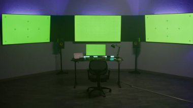 Video renk düzeltmesi için modern ekipmanlı stüdyo. Bilgisayar, dijital tablet ve program arayüzünü gösteren büyük ekranlar, video görüntüleri. Renk derecelendirme kontrol paneli. Prodüksiyon. Yeşil Ekran.