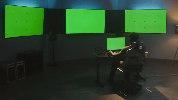 African American Man Works Computer Modern Studio Equipment Multiple Green — Stock Photo, Image