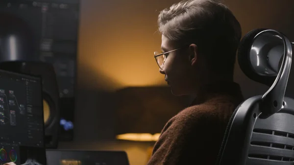 在现代演播室里 女性编辑的近距离拍摄使视频或电影在电脑上的色彩分等级 年轻女子编辑照片 开发设计项目 玩电子游戏 背景上的大数字屏幕 — 图库照片