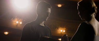 Güzel balerin, erkek dans partneriyle tiyatro sahnesinde performansını tartışıyor. Bale dansçıları dans gösterisi provasında koreografiden bahsederler. Aydınlatılmış tiyatro salonu. Klasik bale.