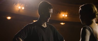 Güzel balerin, erkek dans partneriyle tiyatro sahnesinde performansını tartışıyor. Bale dansçıları dans gösterisi provasında koreografiden bahsederler. Aydınlatılmış tiyatro salonu. Klasik bale.