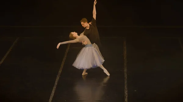 Pełni Wdzięku Tancerze Baletowi Ćwiczą Podnoszenie Wirowanie Ruchów Baletowych Ćwiczą — Zdjęcie stockowe