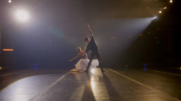 Bale Dansçıları Sahne Işıklarıyla Aydınlatılmış Klasik Tiyatro Sahnesinde Bale Hareketleri — Stok fotoğraf