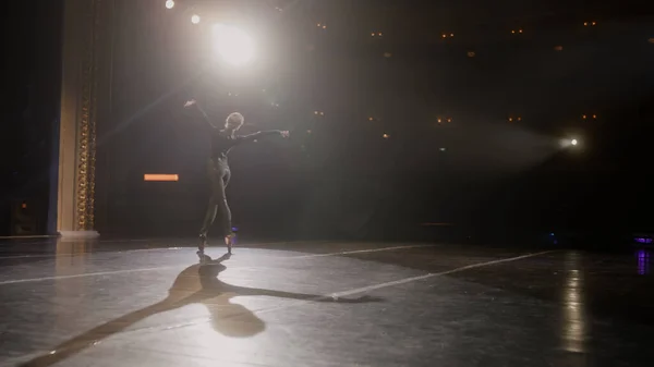 Sahnede Sahne Işıklarıyla Aydınlatılan Kadın Dansçı Antrenman Kıyafetli Balerin Koreografi — Stok fotoğraf
