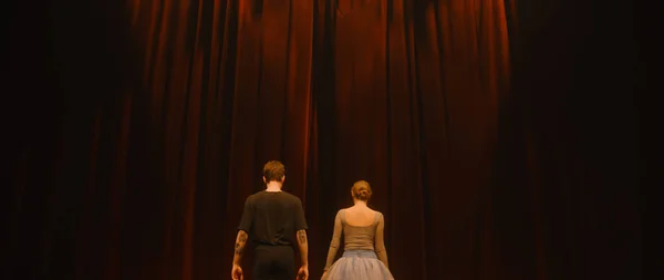 Függöny Nyitva Balett Táncosok Jönnek Elő Táncolnak Klasszikus Színházi Színpadon — Stock Fotó