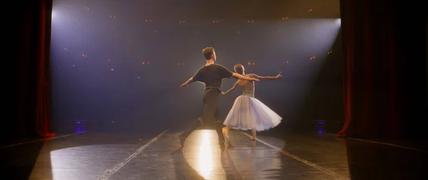 Perdeler Açık Bale Dansçıları Sahne Işıklarıyla Aydınlatılmış Klasik Tiyatro Sahnesinde — Stok fotoğraf