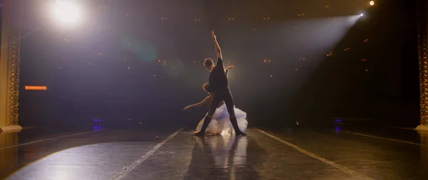 Klasik Tiyatro Sahnesinde Sahne Işıklarıyla Aydınlatılmış Zarif Bale Hareketleri Koreografi — Stok fotoğraf