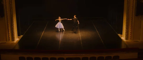 Klasik Tiyatro Sahnesinde Koreografi Uygulayan Bale Dansçılarının Geniş Açılı Görüntüleri — Stok fotoğraf