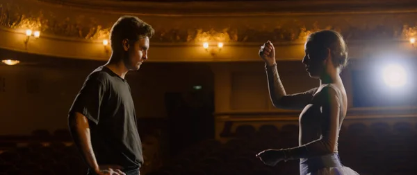 Zarif Balerin Tiyatro Sahnesinde Erkek Dans Partneriyle Performansı Tartışıyor Bale — Stok fotoğraf