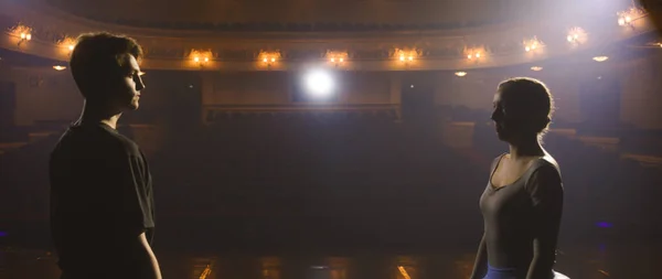 Tiyatro Sahnesinde Sahne Işıkları Altında Yapılan Koreografi Provası Sırasında Bale — Stok fotoğraf