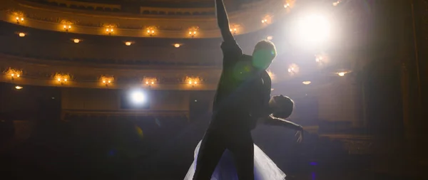 Tiyatro Sahnesinde Sahne Işıkları Altında Yapılan Koreografi Provası Sırasında Bale — Stok fotoğraf