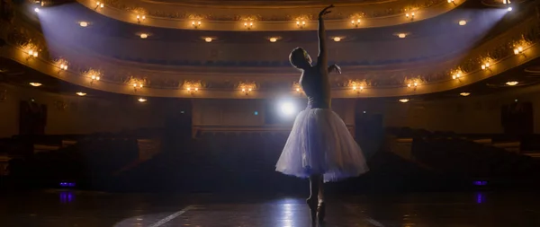 Bale Etekli Kadın Balerin Tiyatro Sahnesinde Koreografi Çalışıyor Gösteriye Hazırlanıyor — Stok fotoğraf
