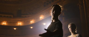 Tiyatro sahnesinde sahne ışıklarıyla aydınlatılmış koreografi provası sırasında kadın ve erkek dans ve bale kaldırışları yapıyor. Bale dansçıları tiyatro gösterisi için hazırlanıyor. Klasik bale. Yavaş çekim.