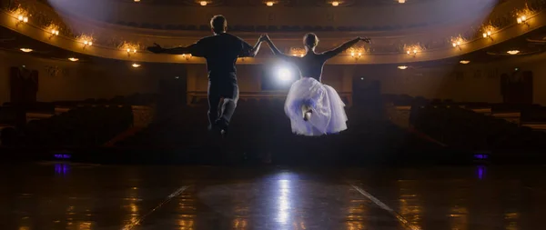 Bir Çift Bale Dansçısı Tiyatro Sahnesinde Koreografi Hareketleri Yapıyor Birlikte — Stok fotoğraf