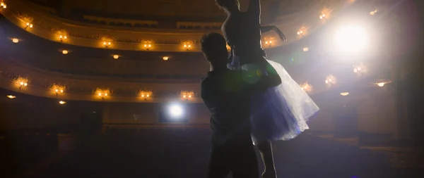 Tancerze Baletowi Ćwiczą Wyciągi Baletowe Podczas Próby Choreografii Scenie Teatralnej — Zdjęcie stockowe