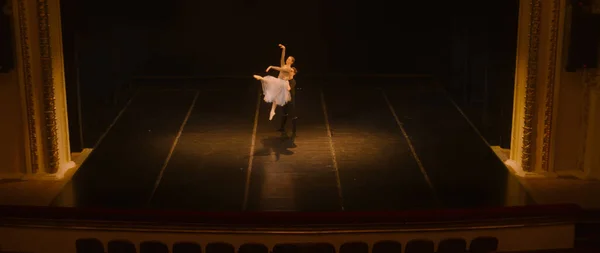 Szerokie Ujęcie Tancerzy Baletowych Ćwiczących Choreografię Klasycznej Scenie Teatralnej Mężczyzna — Zdjęcie stockowe