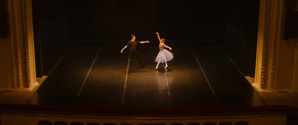 Amplio Plano Bailarines Ballet Practicando Coreografía Teatro Clásico Hombre Mujer — Foto de Stock