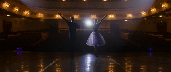 Para Tancerzy Baletowych Ćwiczy Choreografię Razem Przygotowuje Się Spektaklu Teatralnego — Zdjęcie stockowe
