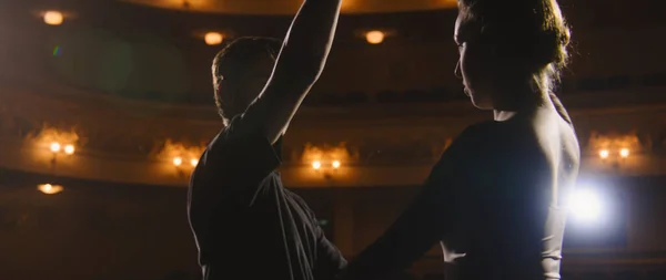 Sahne Işıklarıyla Aydınlatılmış Klasik Tiyatro Sahnesinde Bale Dansçılarının Koreografi Çalışmalarını — Stok fotoğraf