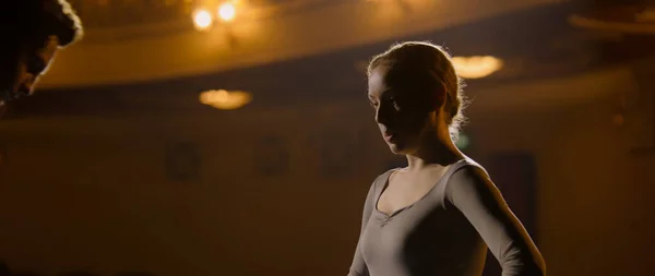 Profesionální Baletní Tanečnice Cvičí Divadelním Jevišti Při Zkoušce Choreografie Muž — Stock fotografie
