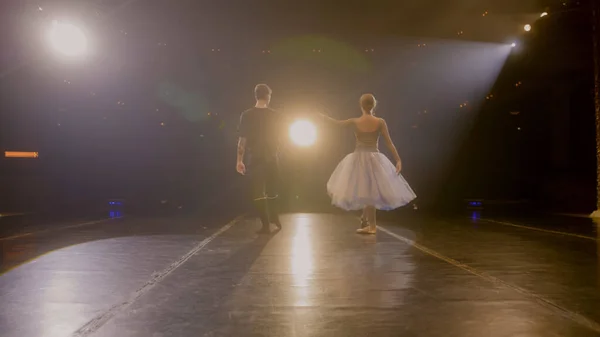 Tancerze Baletowi Wychodzą Zza Zasłon Wykonują Taniec Klasycznej Scenie Teatralnej — Zdjęcie stockowe